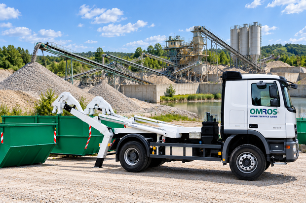 LKW von OMROS vor einem Kieswerk