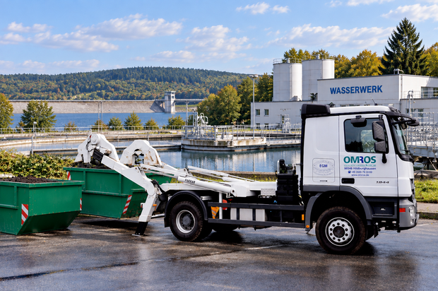 OMROS LKW vor einem Wasserwerk